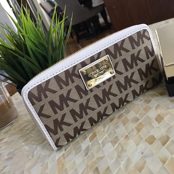 Michael Kors Wallet - Picture 1 of 8